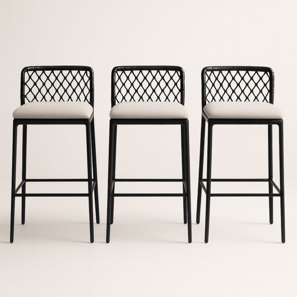 Lot de 3 tabourets de bar en métal noir avec dossier tressé et assise en tissu blanc