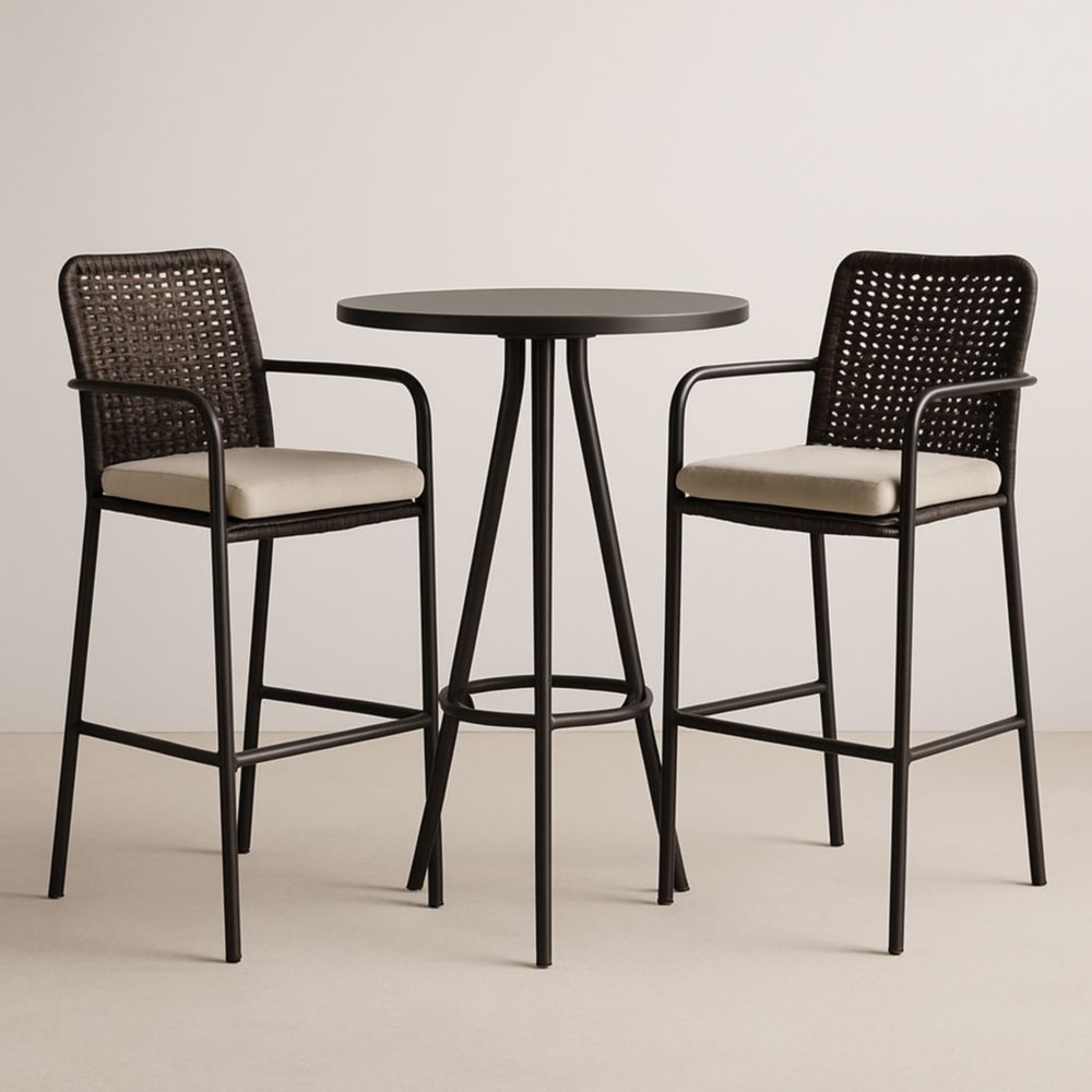 Table de bar ronde noire en aluminium et chaises en rotin synthétique