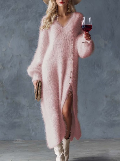 Удобна, изящна, плетена миди рокля с V-образно деколте и метални копчета, бяла имитация на заешка кожа, с цепка отстрани