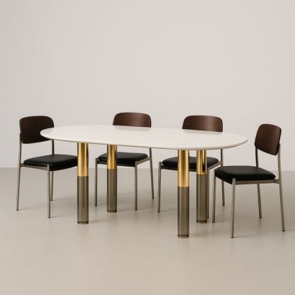 Ensemble de quatre pièces comprenant une table ovale en bois blanc avec pieds en acier et laiton, ainsi que des chaises en bois et en acier