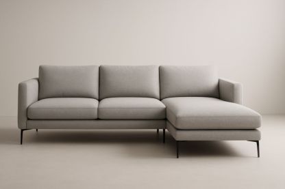 Canapé d'angle en tissu gris clair avec pieds en métal