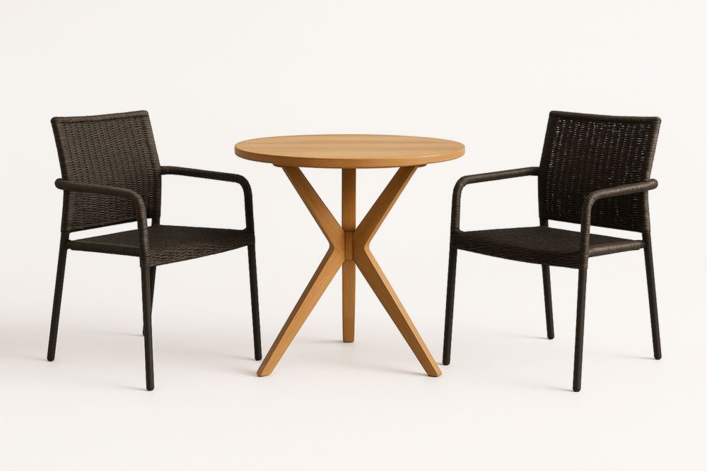 Ensemble table ronde en bois et chaises en résine tressée