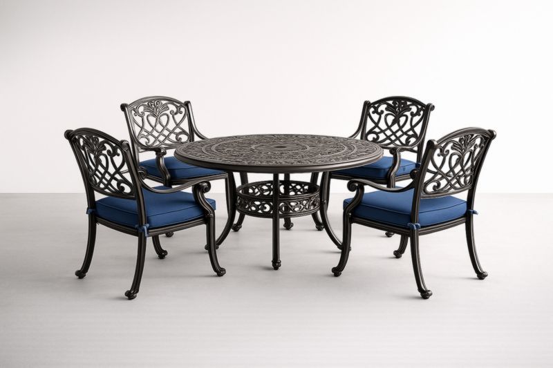 Ensemble de mobilier d'extérieur en aluminium moulé noir et coussins bleus