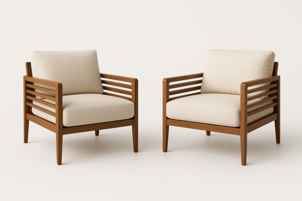 Paire de fauteuils en bois avec coussins en tissu crème