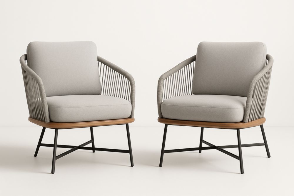 Lot de deux fauteuils en tissu gris avec structure en métal et bois