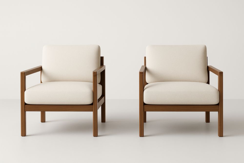 Lot de 2 fauteuils en bois massifs avec coussins en tissu crème