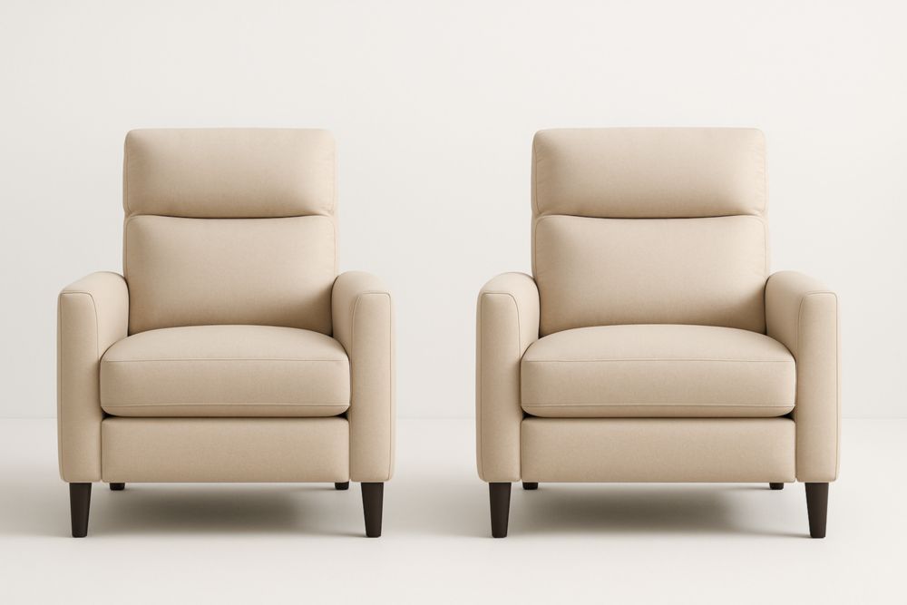 Paire de fauteuils en tissu beige avec pieds en bois