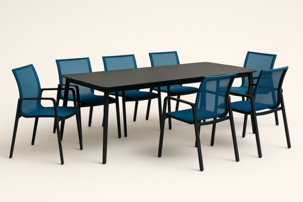 Table et 7 chaises d'extérieur en acier noir et tissu bleu