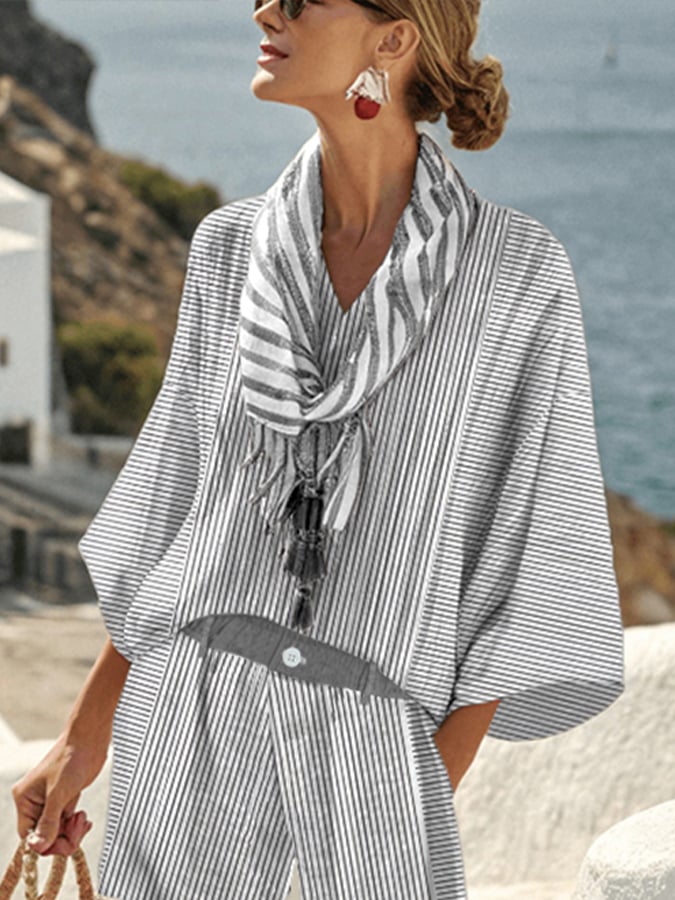 Lässiges Damen-Set aus Baumwolle und Leinen mit Streifenmuster und Kontrastprint, bestehend aus einem locker sitzenden Oberteil, Shorts und Schal.