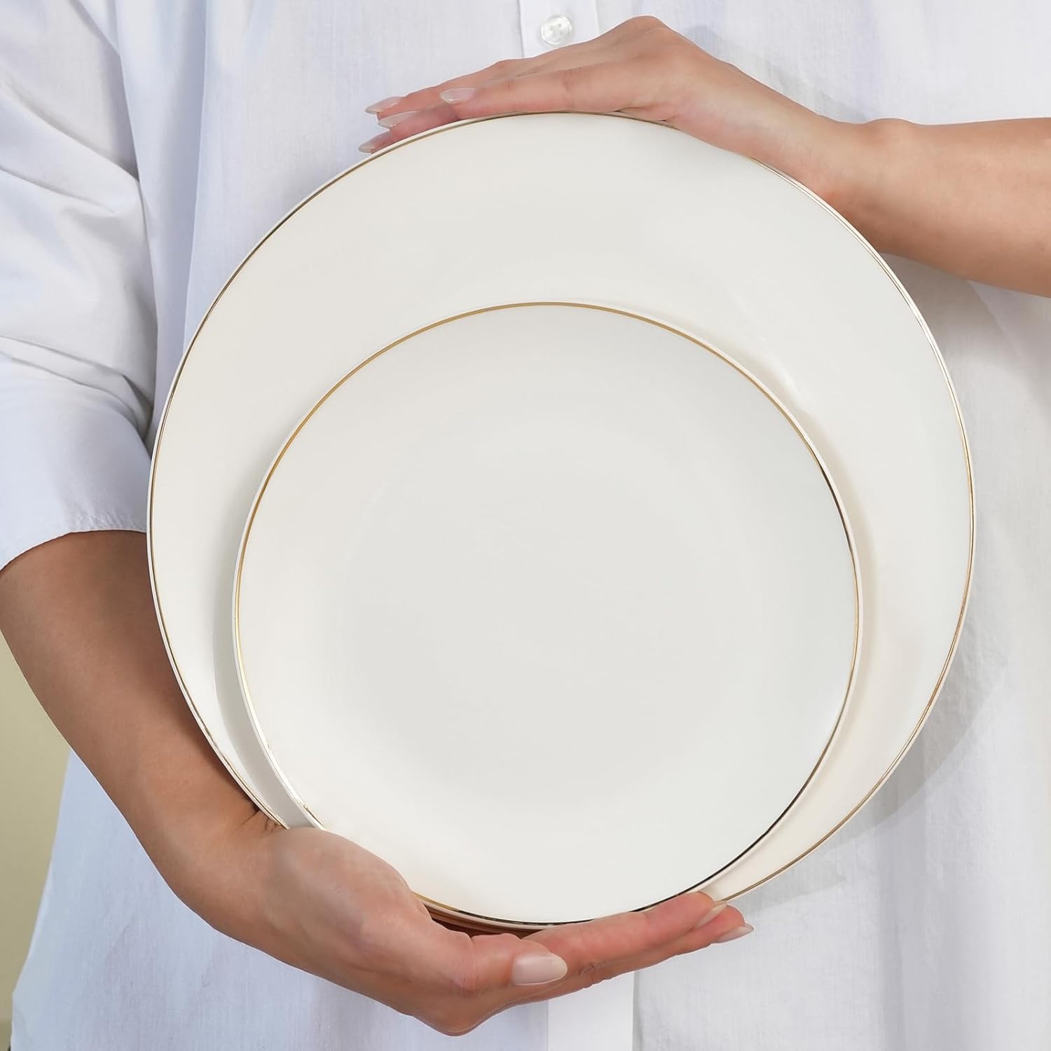 Donatella Service de table 70 pièces en porcelaine fine pour 12 personnes, assiettes plates avec bols à pâtes, assiettes à dessert, grands bols de service et cuillères en porcelaine – Blanc