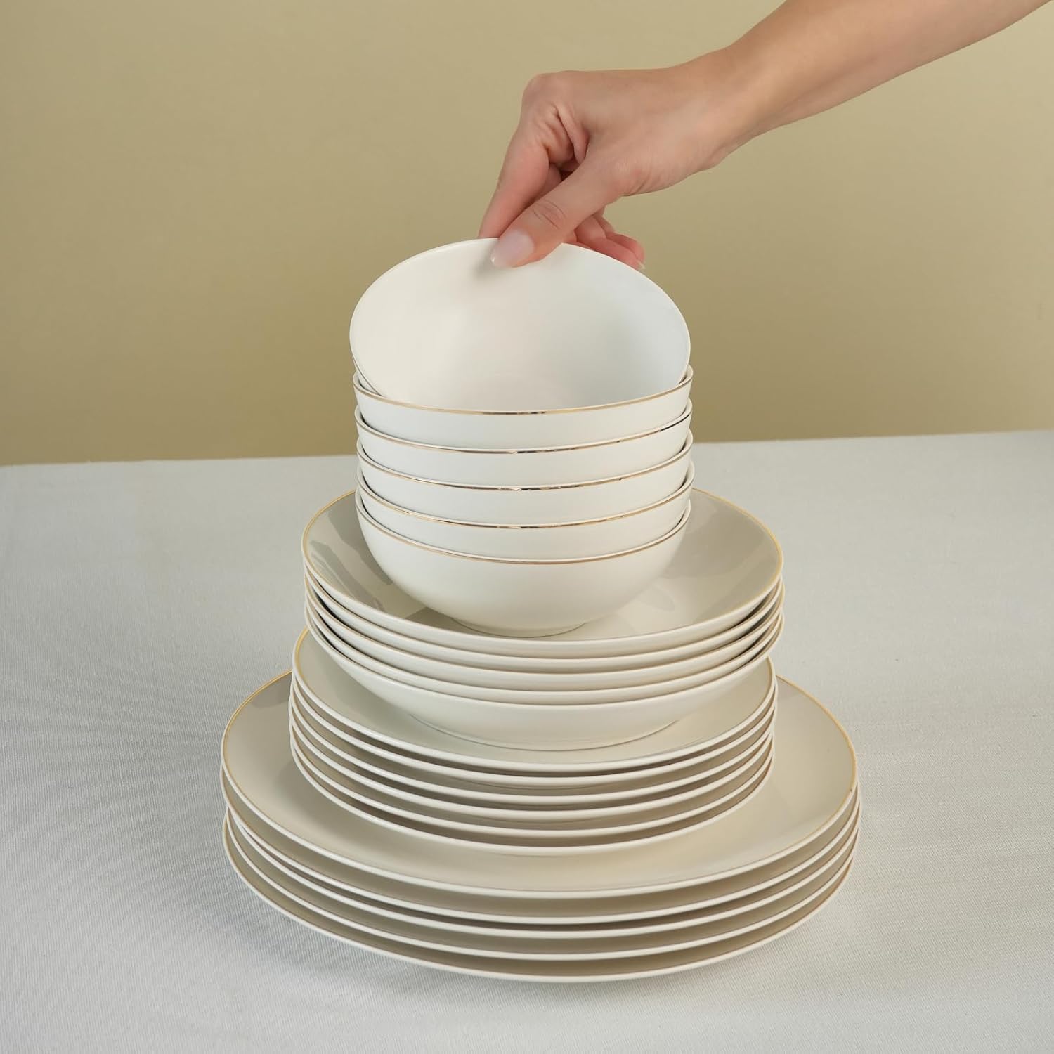 Donatella Service de table 70 pièces en porcelaine fine pour 12 personnes, assiettes plates avec bols à pâtes, assiettes à dessert, grands bols de service et cuillères en porcelaine – Blanc