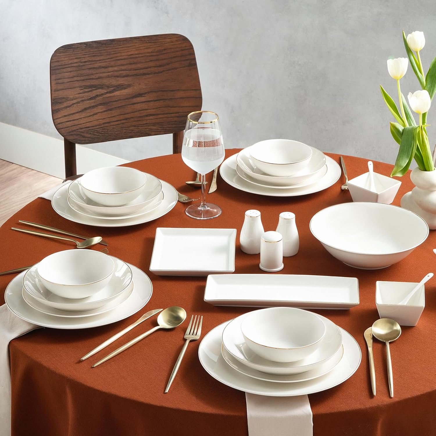 Donatella Service de table 70 pièces en porcelaine fine pour 12 personnes, assiettes plates avec bols à pâtes, assiettes à dessert, grands bols de service et cuillères en porcelaine – Blanc