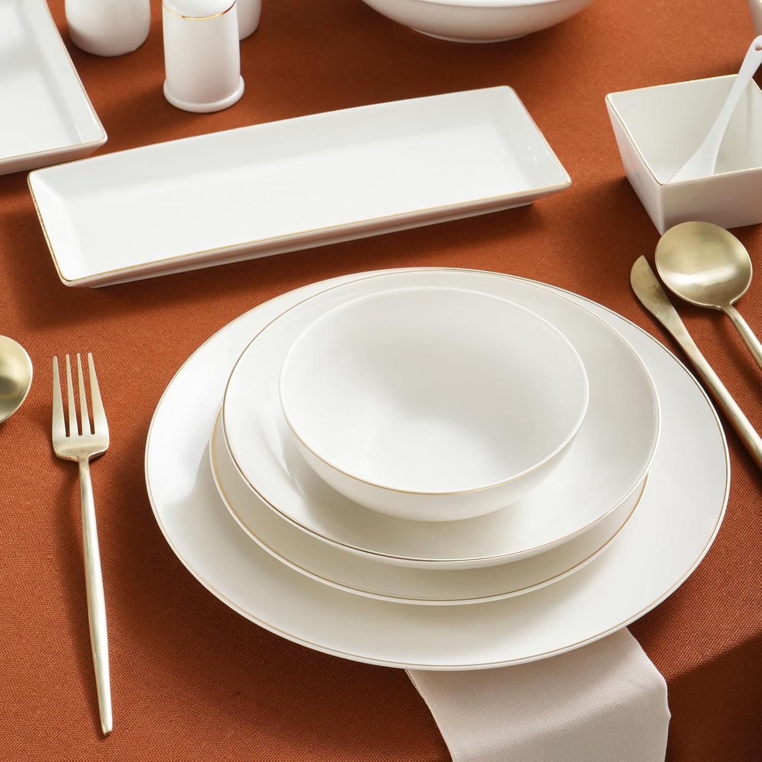 Donatella Service de table 70 pièces en porcelaine fine pour 12 personnes, assiettes plates avec bols à pâtes, assiettes à dessert, grands bols de service et cuillères en porcelaine – Blanc