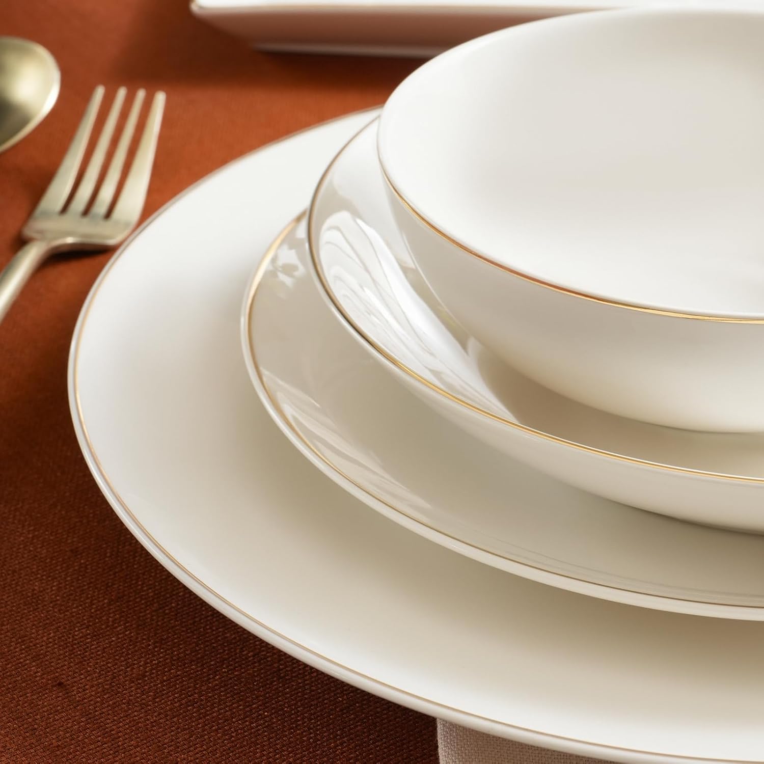 Donatella Service de table 70 pièces en porcelaine fine pour 12 personnes, assiettes plates avec bols à pâtes, assiettes à dessert, grands bols de service et cuillères en porcelaine – Blanc