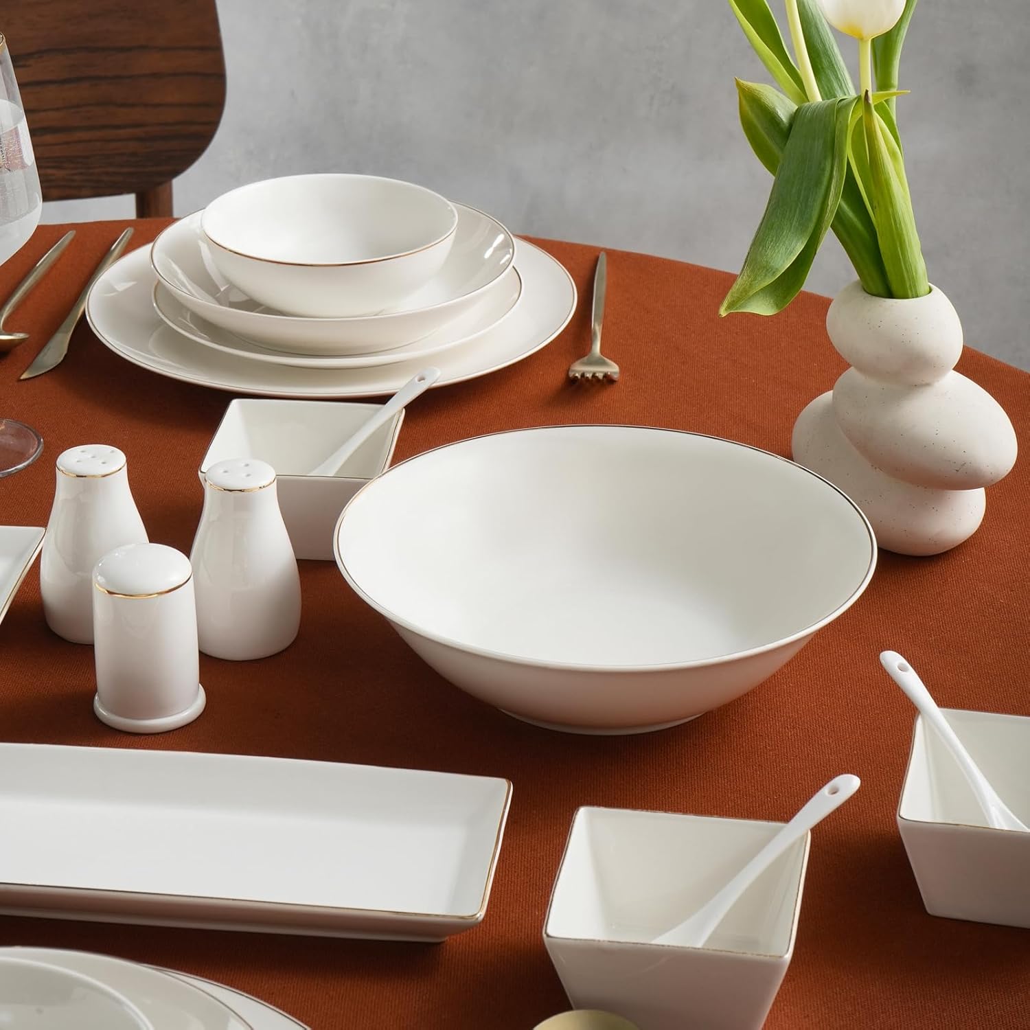Donatella Service de table 70 pièces en porcelaine fine pour 12 personnes, assiettes plates avec bols à pâtes, assiettes à dessert, grands bols de service et cuillères en porcelaine – Blanc