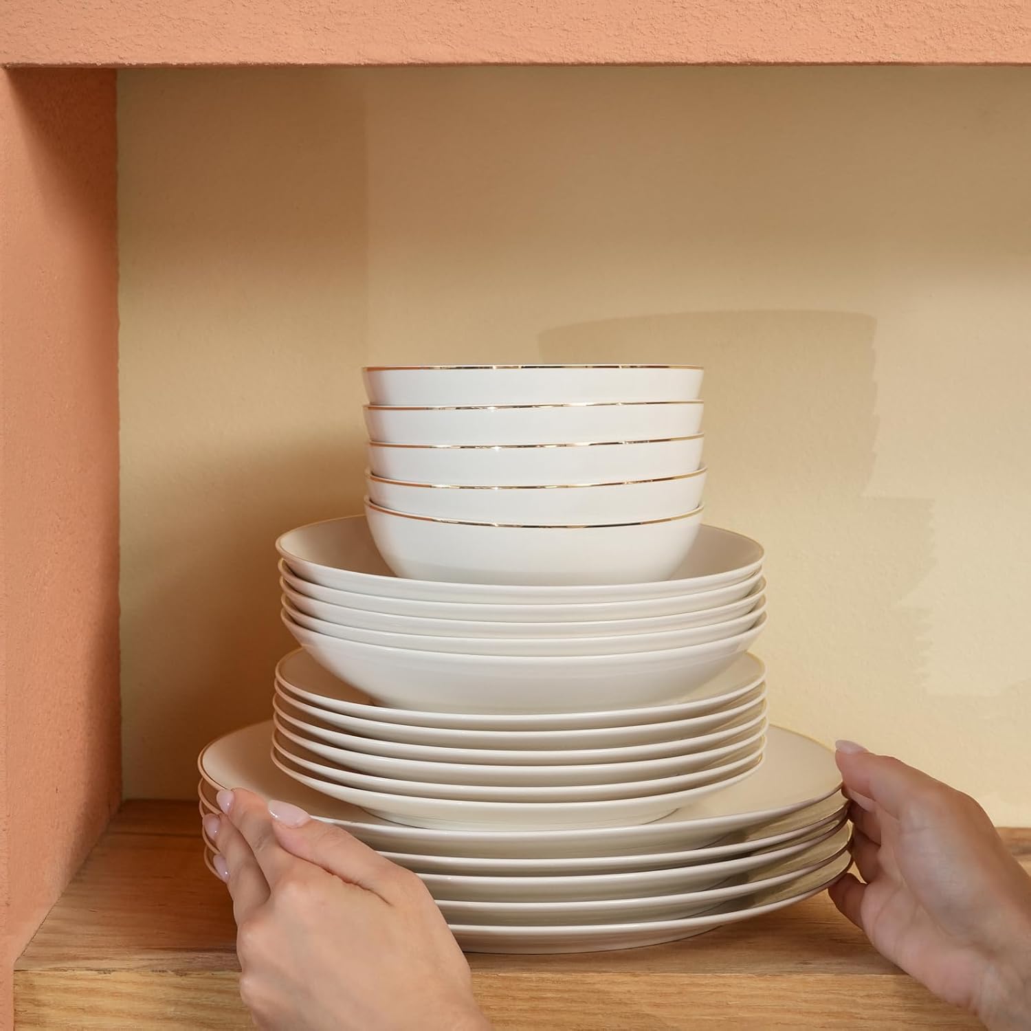 Donatella Service de table 70 pièces en porcelaine fine pour 12 personnes, assiettes plates avec bols à pâtes, assiettes à dessert, grands bols de service et cuillères en porcelaine – Blanc