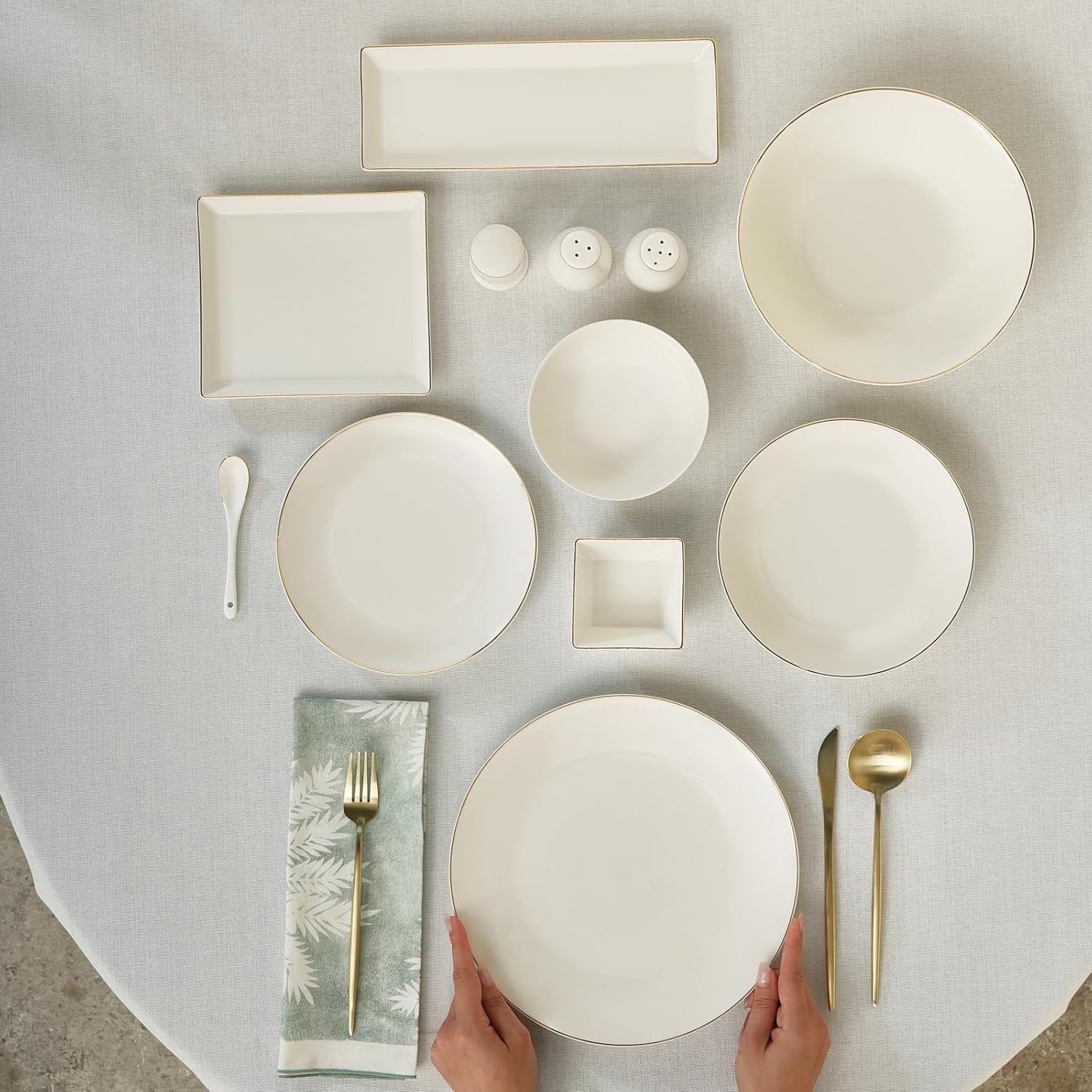 Donatella Service de table 70 pièces en porcelaine fine pour 12 personnes, assiettes plates avec bols à pâtes, assiettes à dessert, grands bols de service et cuillères en porcelaine – Blanc