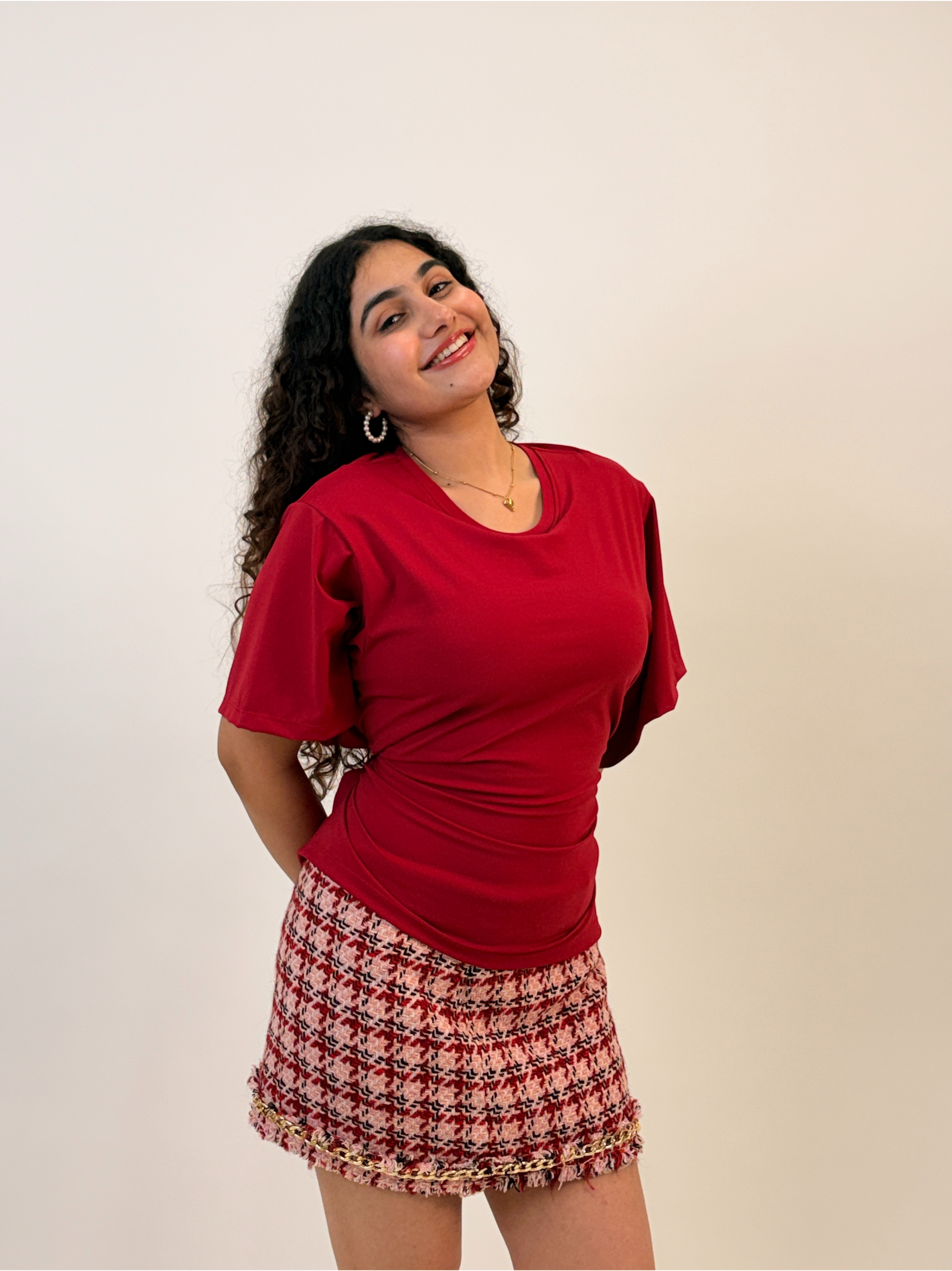 Wiązana na kok koszulka z wbudowanym biustonoszem w kolorze wiśniowej czerwieni