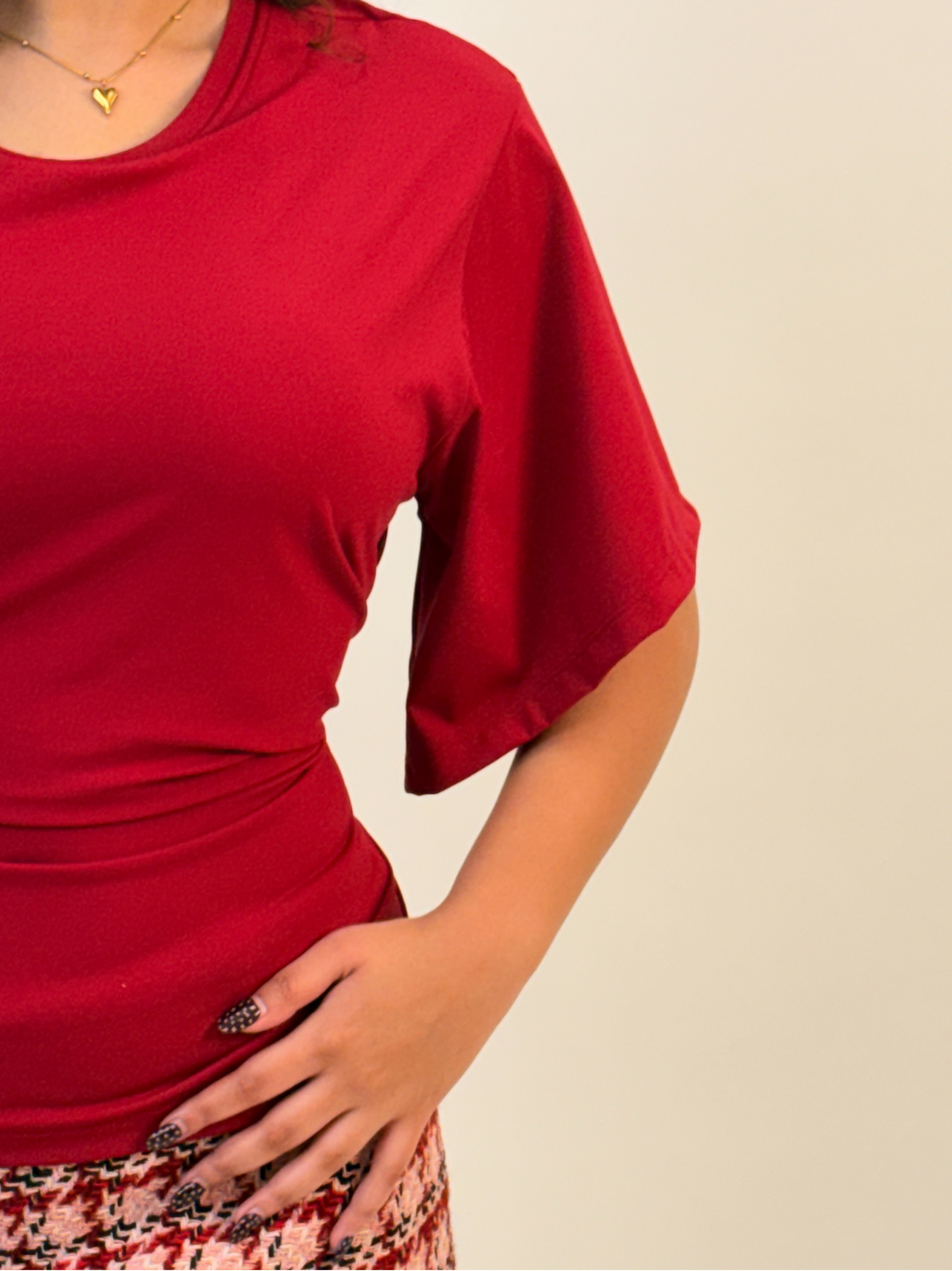 Wiązana na kok koszulka z wbudowanym biustonoszem w kolorze wiśniowej czerwieni