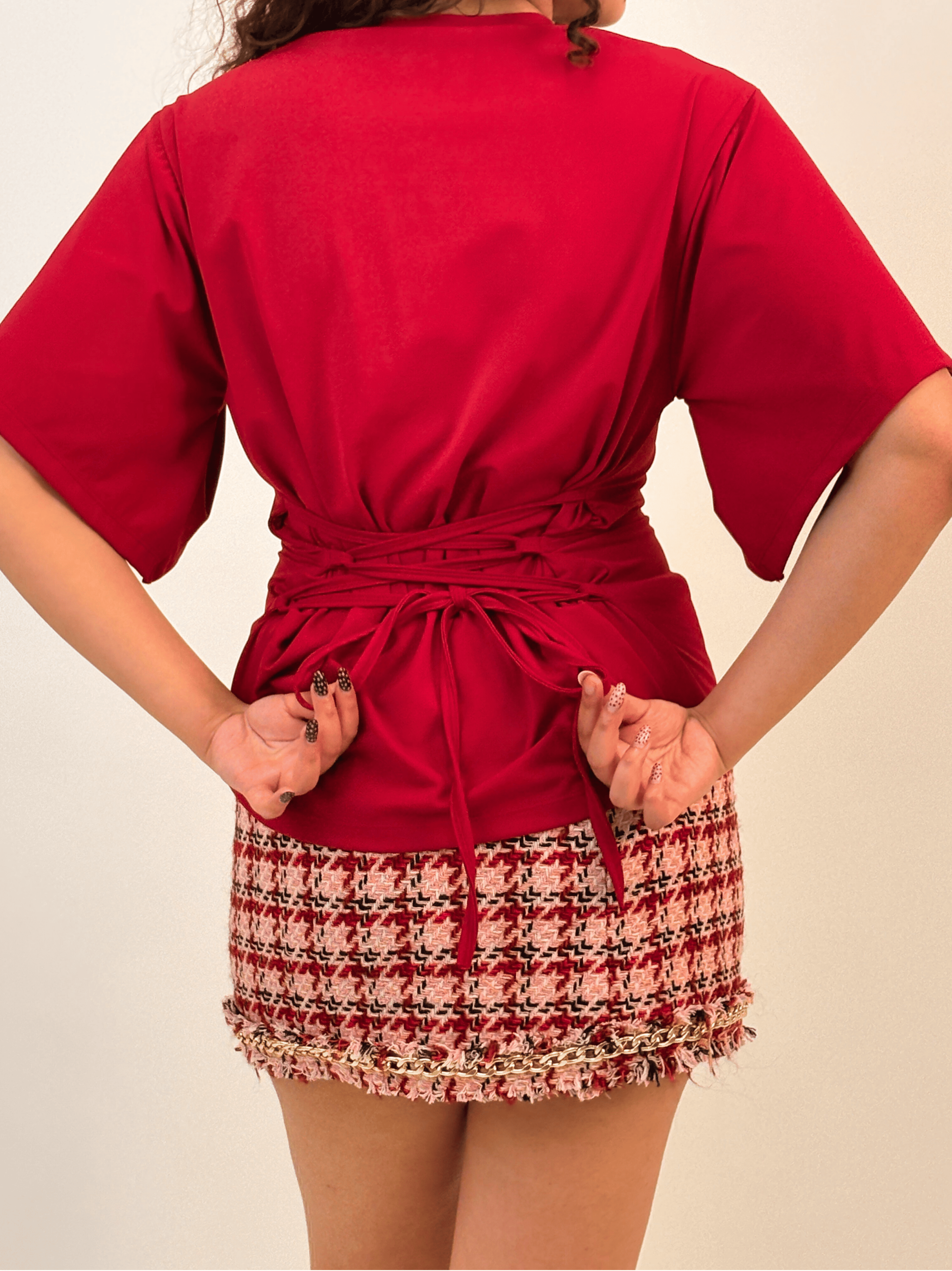 Wiązana na kok koszulka z wbudowanym biustonoszem w kolorze wiśniowej czerwieni