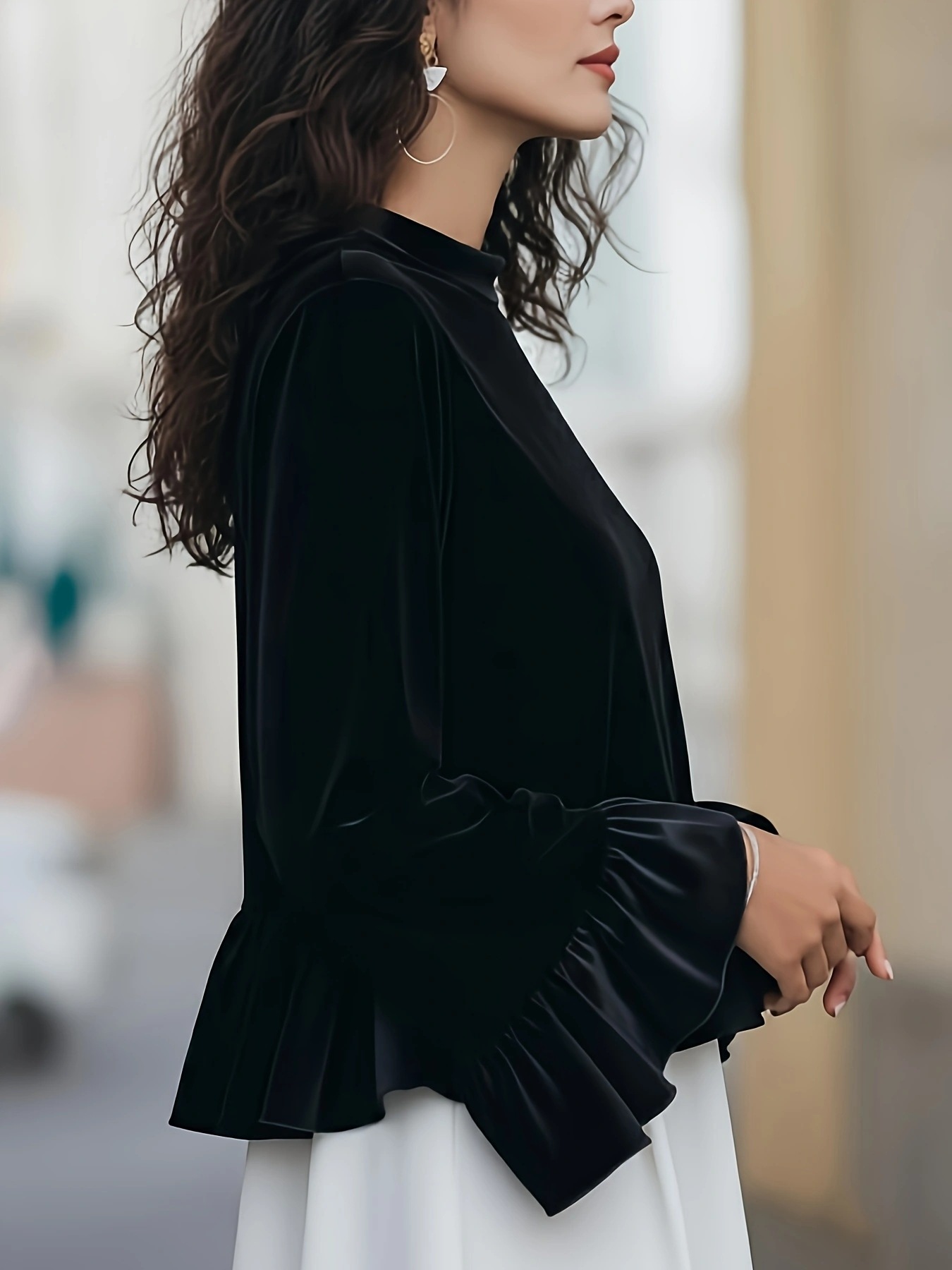 Блуза с кадифе, кръгло деколте и дантела с къдрици