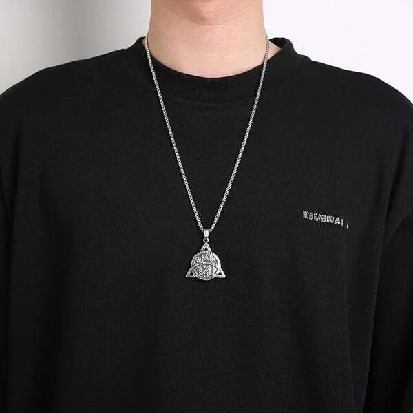 Келтско възлово колие от неръждаема стомана – двустранен символ на сила и баланс