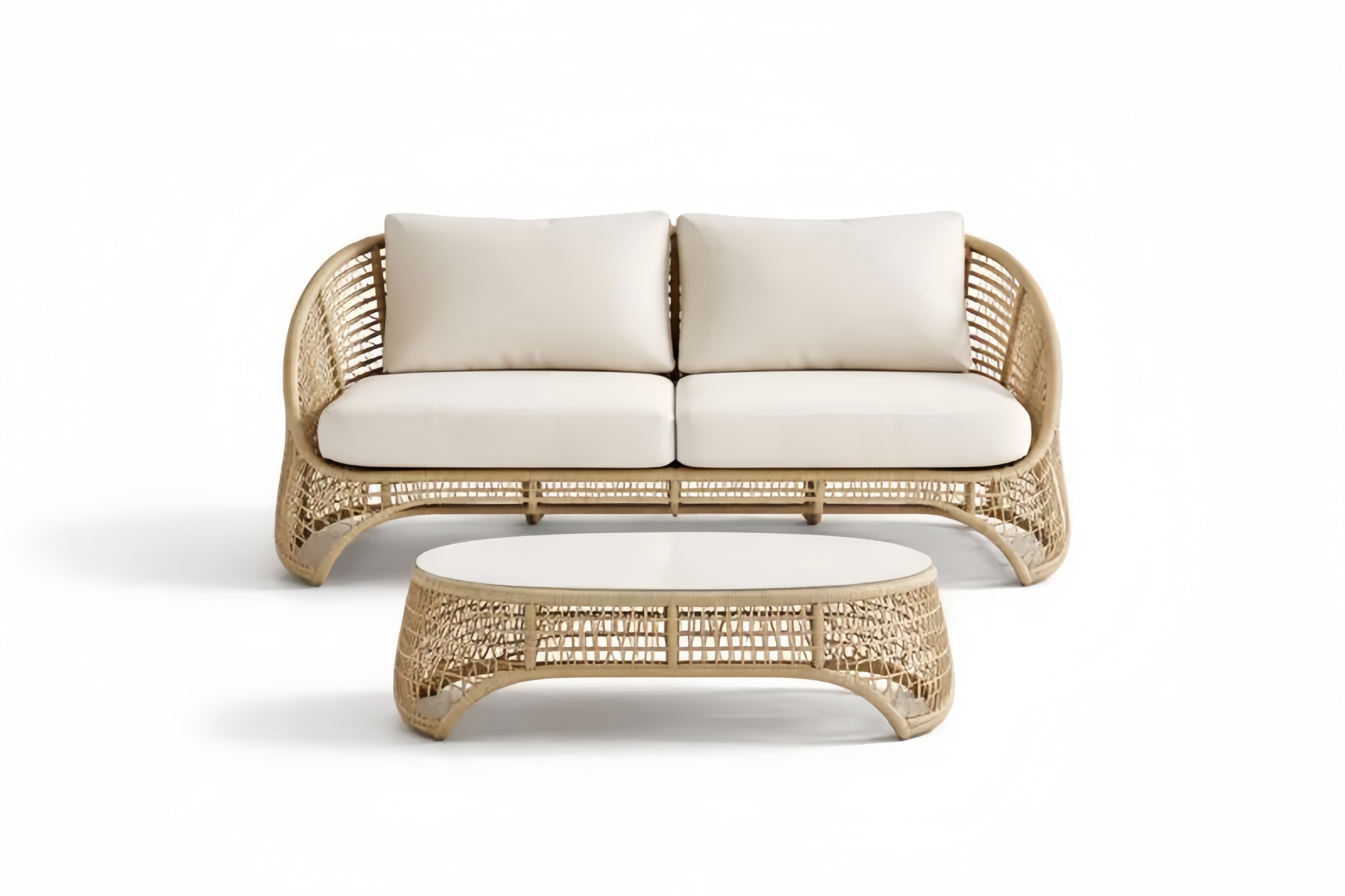 Set divano e tavolino in rattan intrecciato con cuscini bianchi