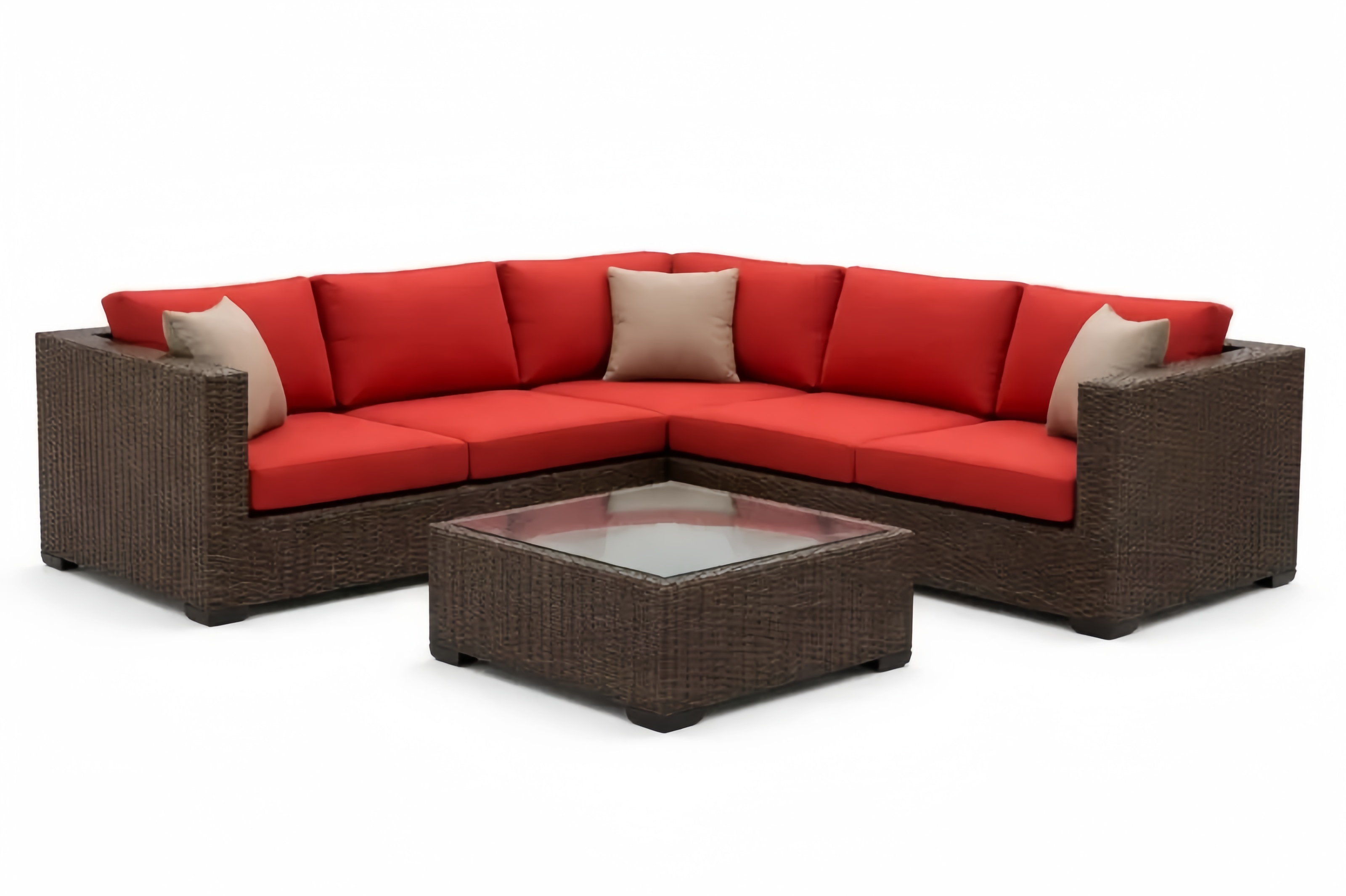 Divano angolare in rattan sintetico con cuscini rossi e tavolino in vetro