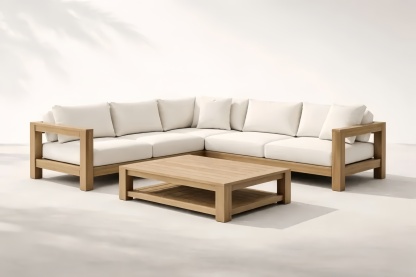 Divano angolare in legno massello con cuscini in tessuto bianco e tavolino abbinato