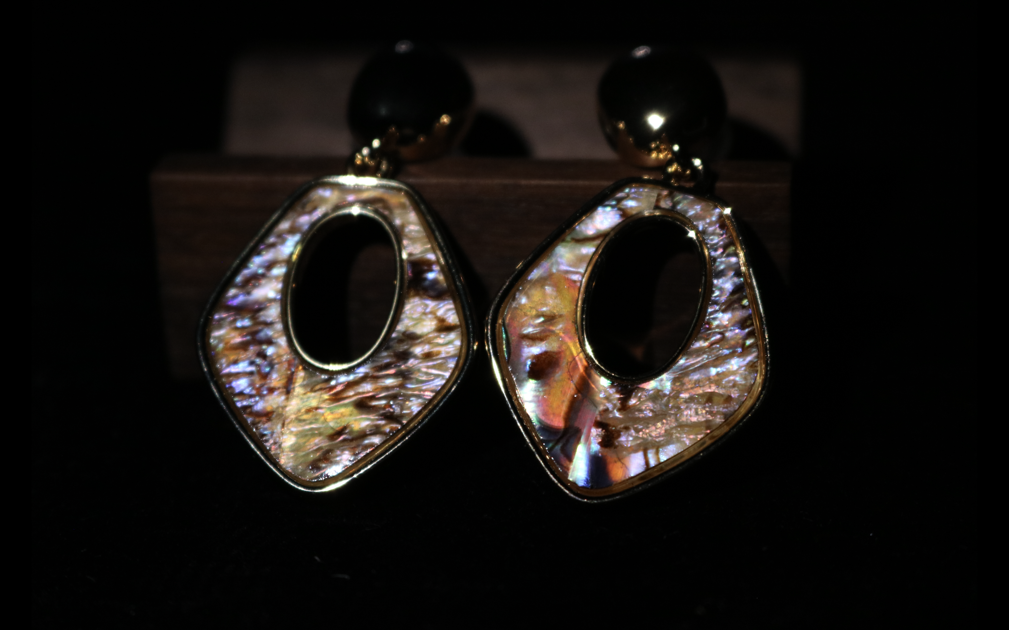 Iridescent Shell Geometric Drop