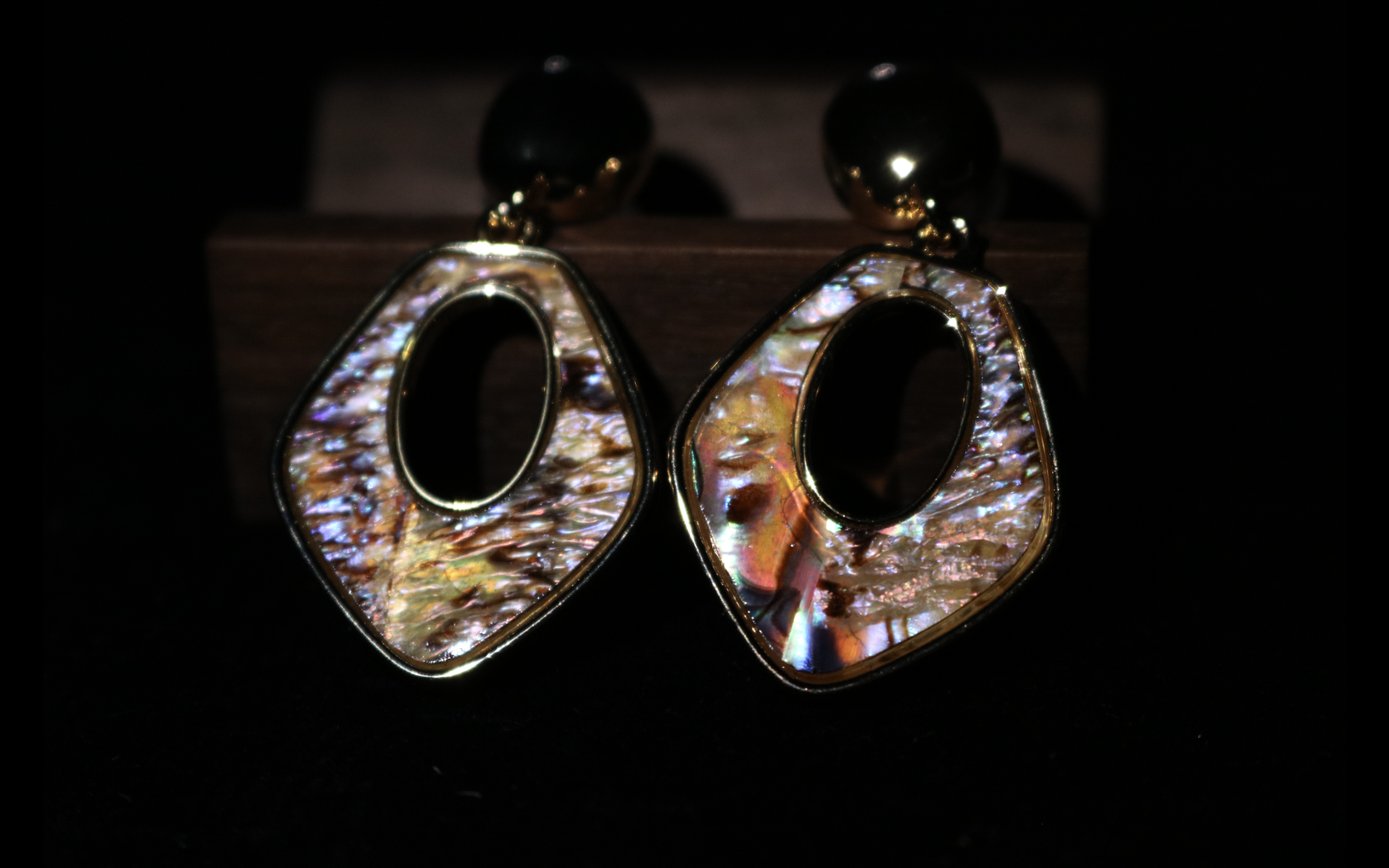 Iridescent Shell Geometric Drop