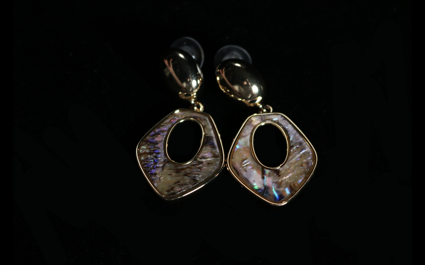 Iridescent Shell Geometric Drop