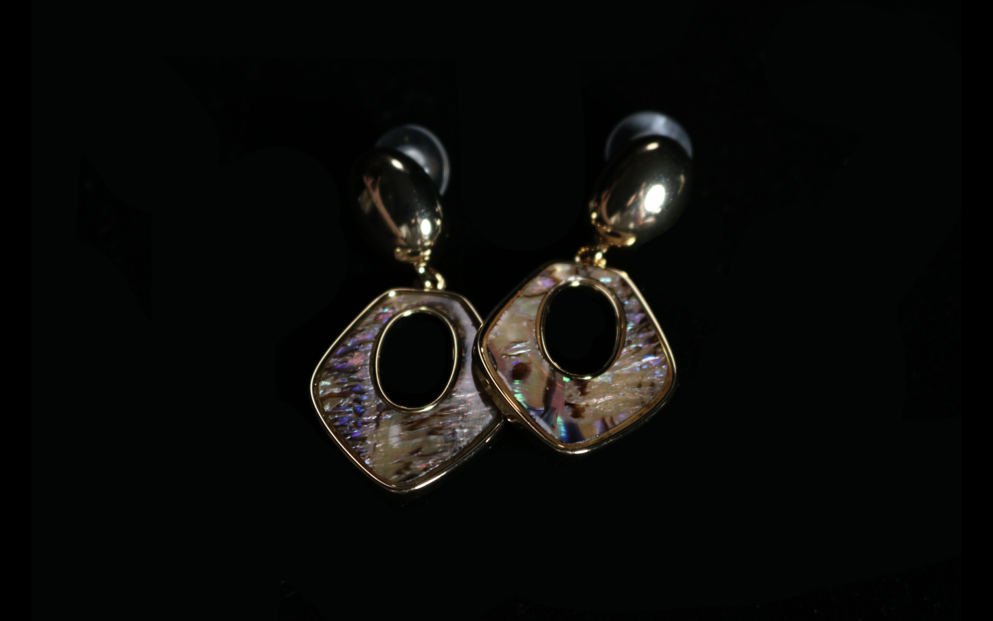 Iridescent Shell Geometric Drop