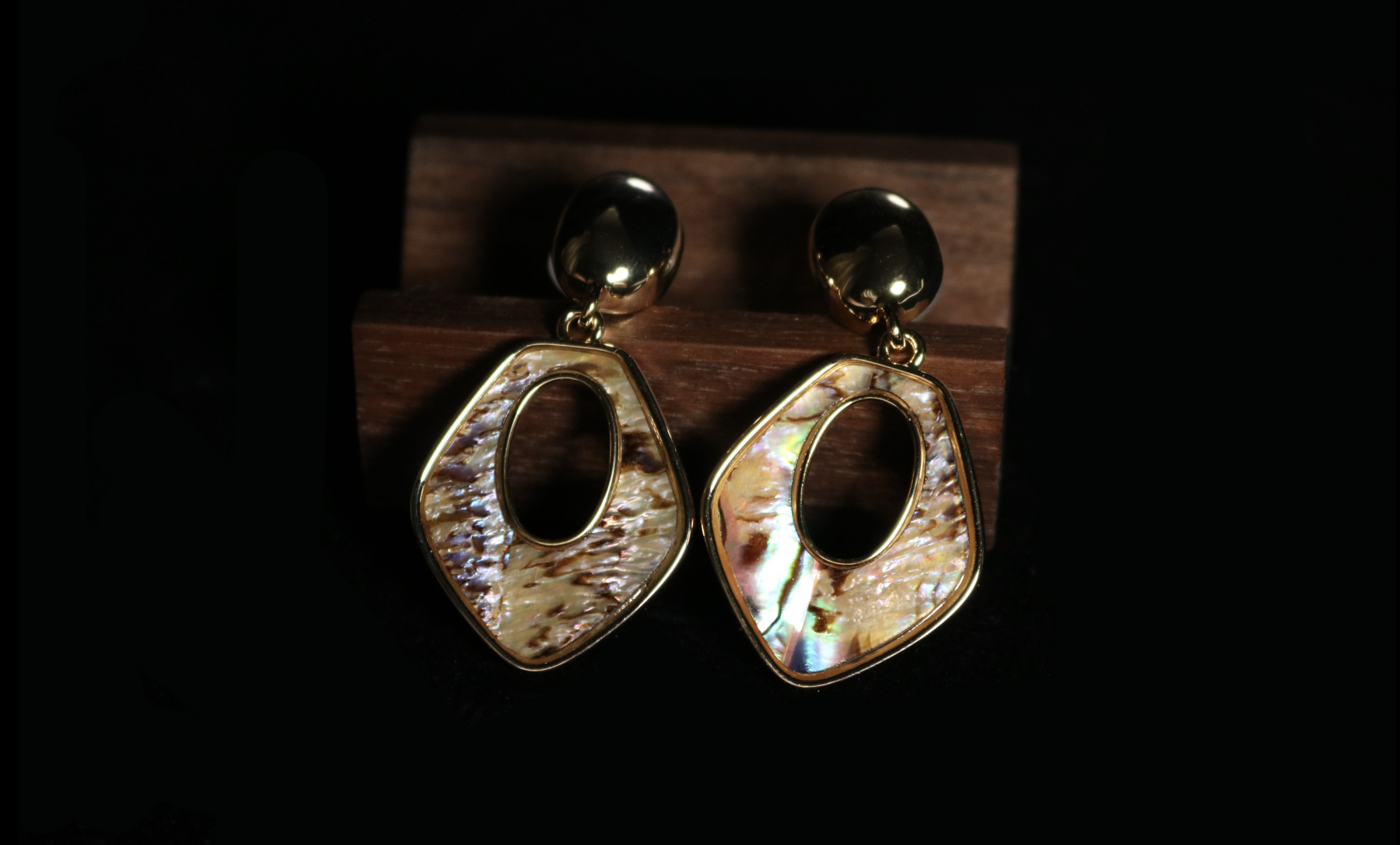 Iridescent Shell Geometric Drop