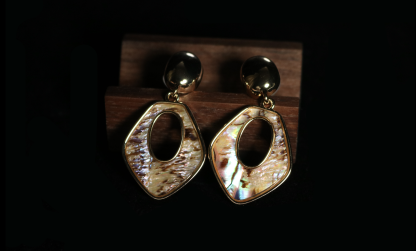 Iridescent Shell Geometric Drop