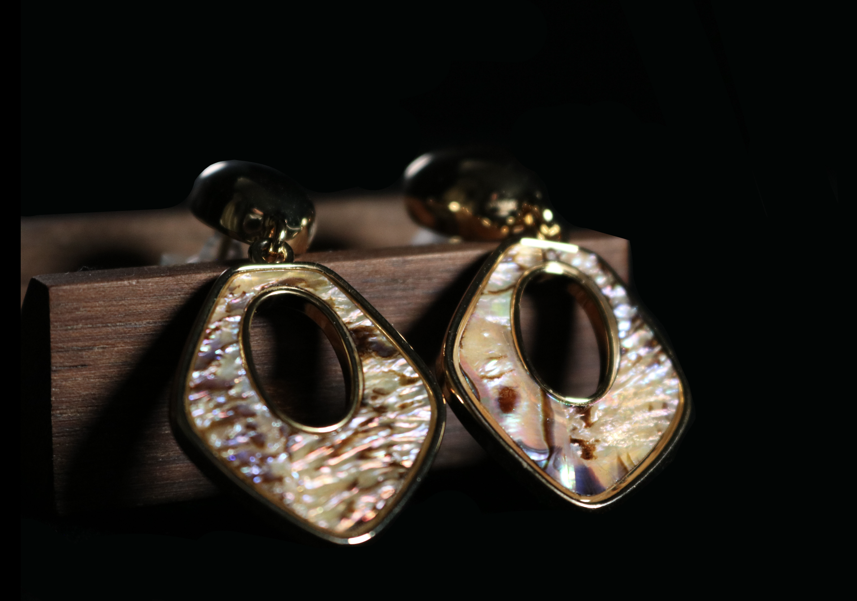 Iridescent Shell Geometric Drop