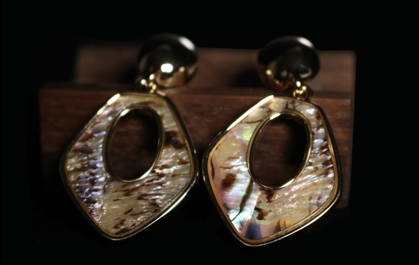 Iridescent Shell Geometric Drop