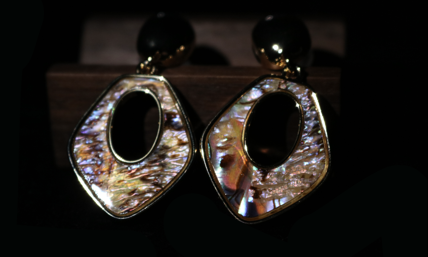 Iridescent Shell Geometric Drop