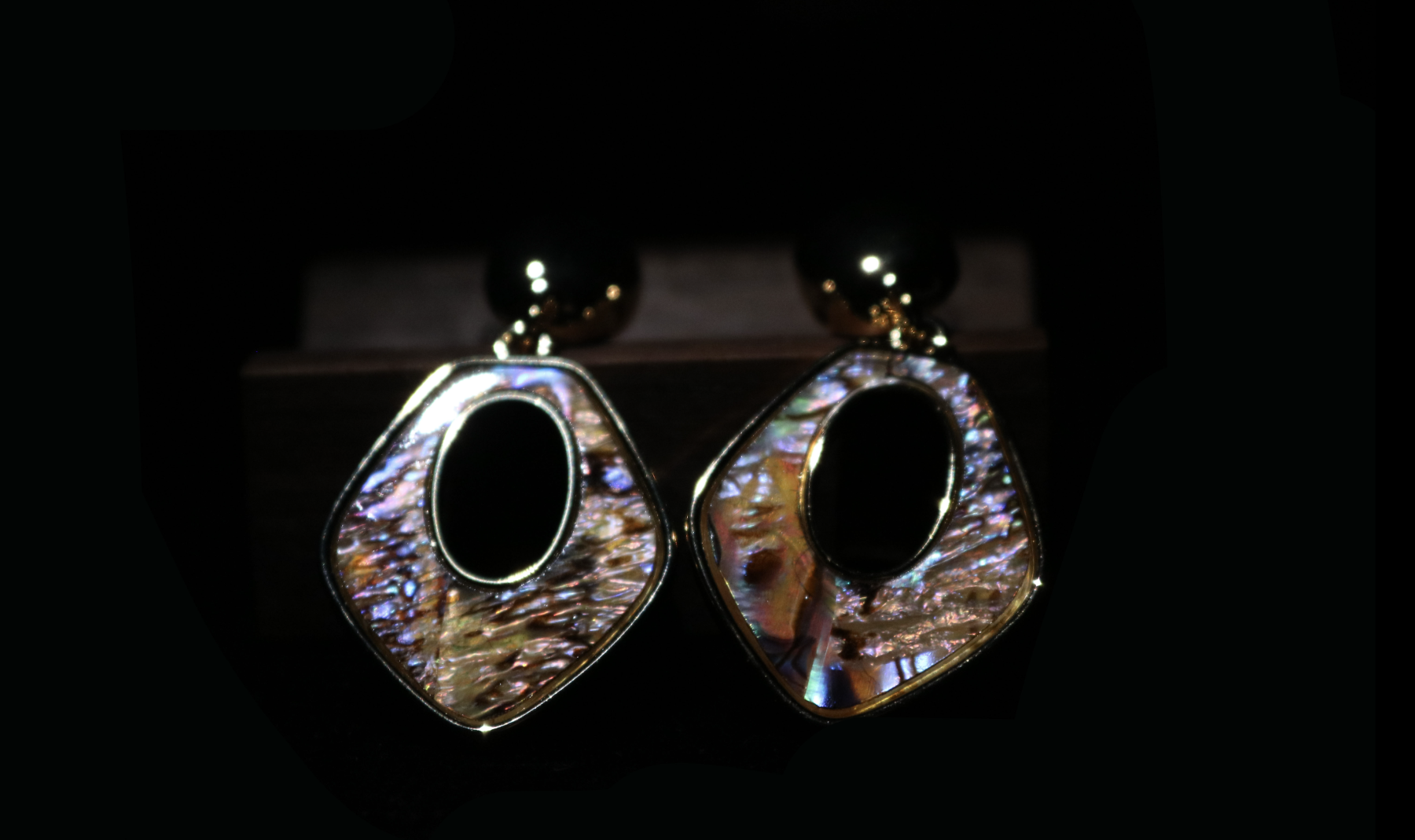 Iridescent Shell Geometric Drop