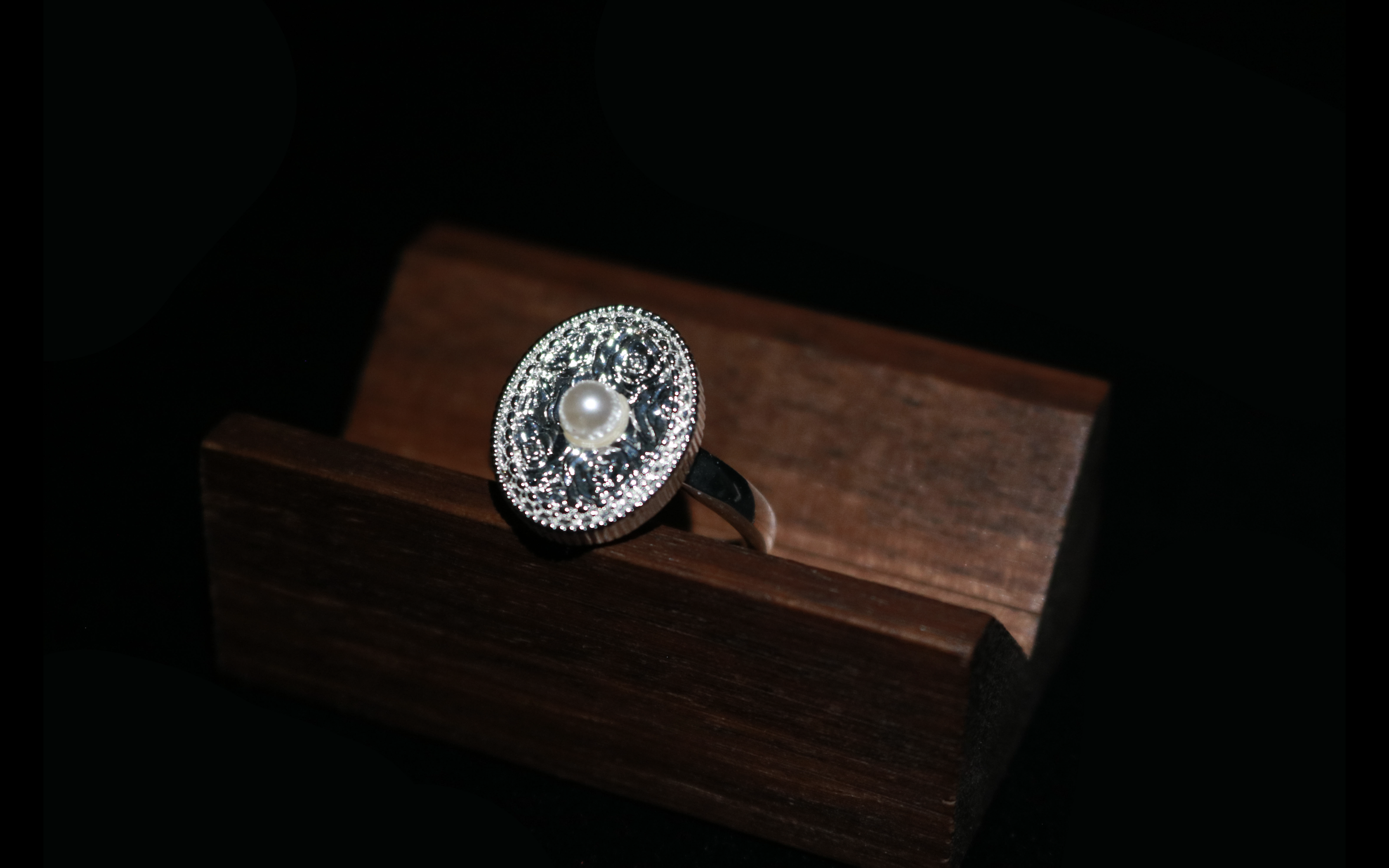 Moonlit Vine-Carved Silver Pearl