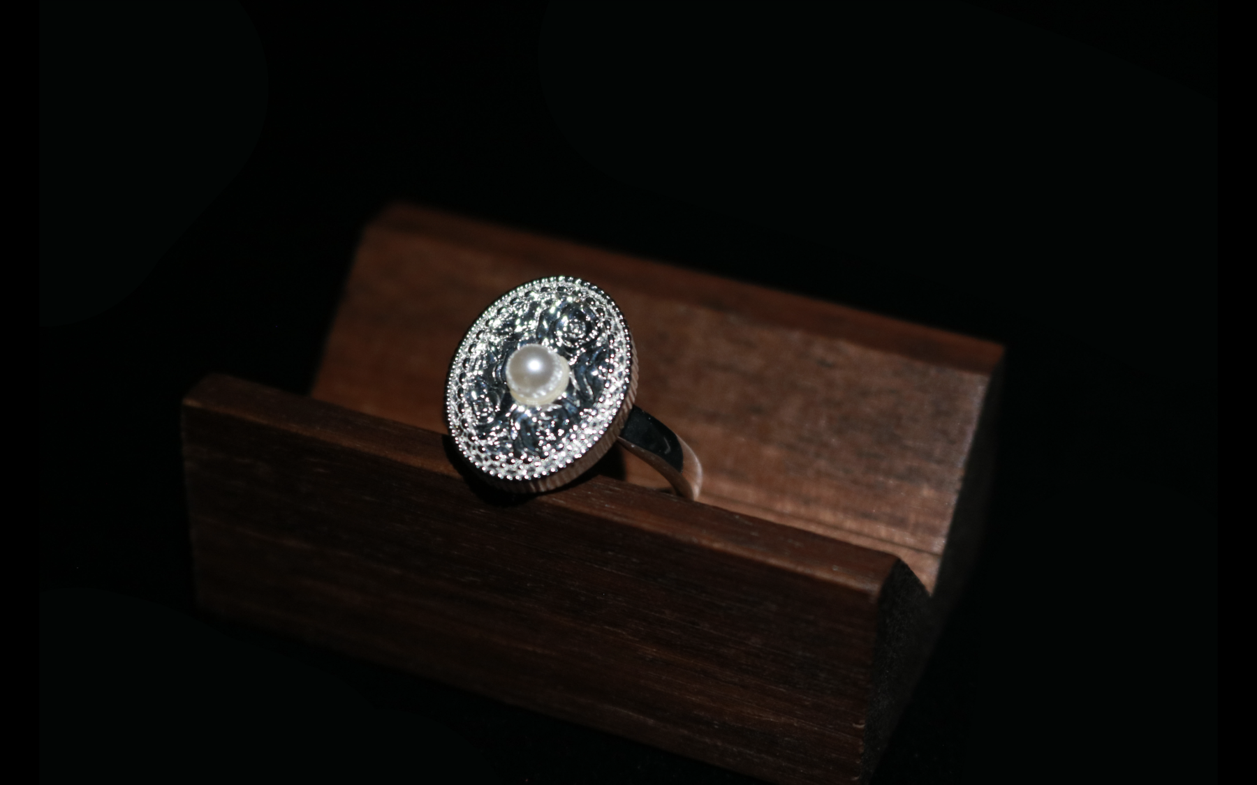 Moonlit Vine-Carved Silver Pearl