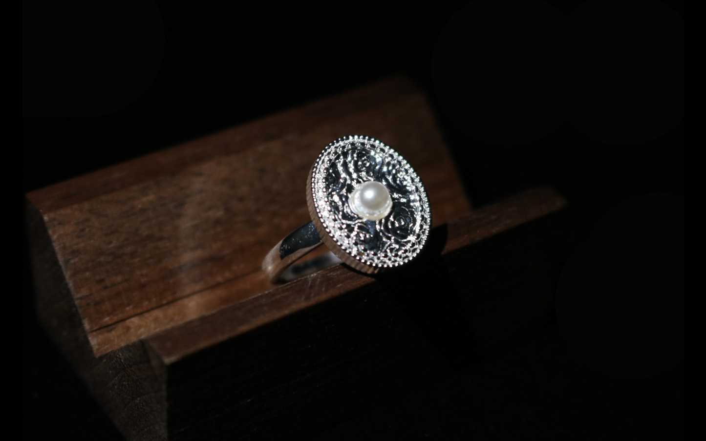 Moonlit Vine-Carved Silver Pearl 