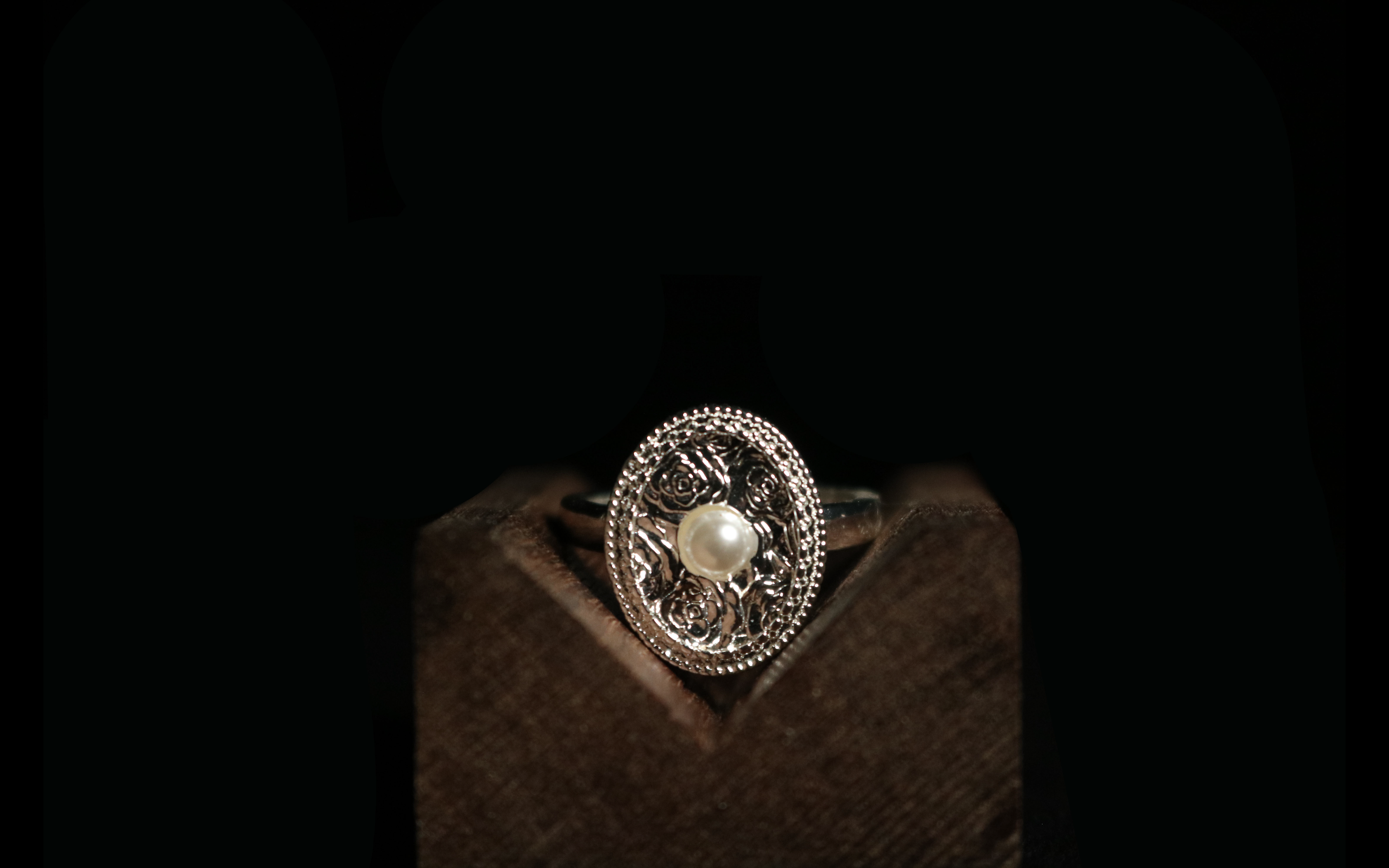 Moonlit Vine-Carved Silver Pearl 