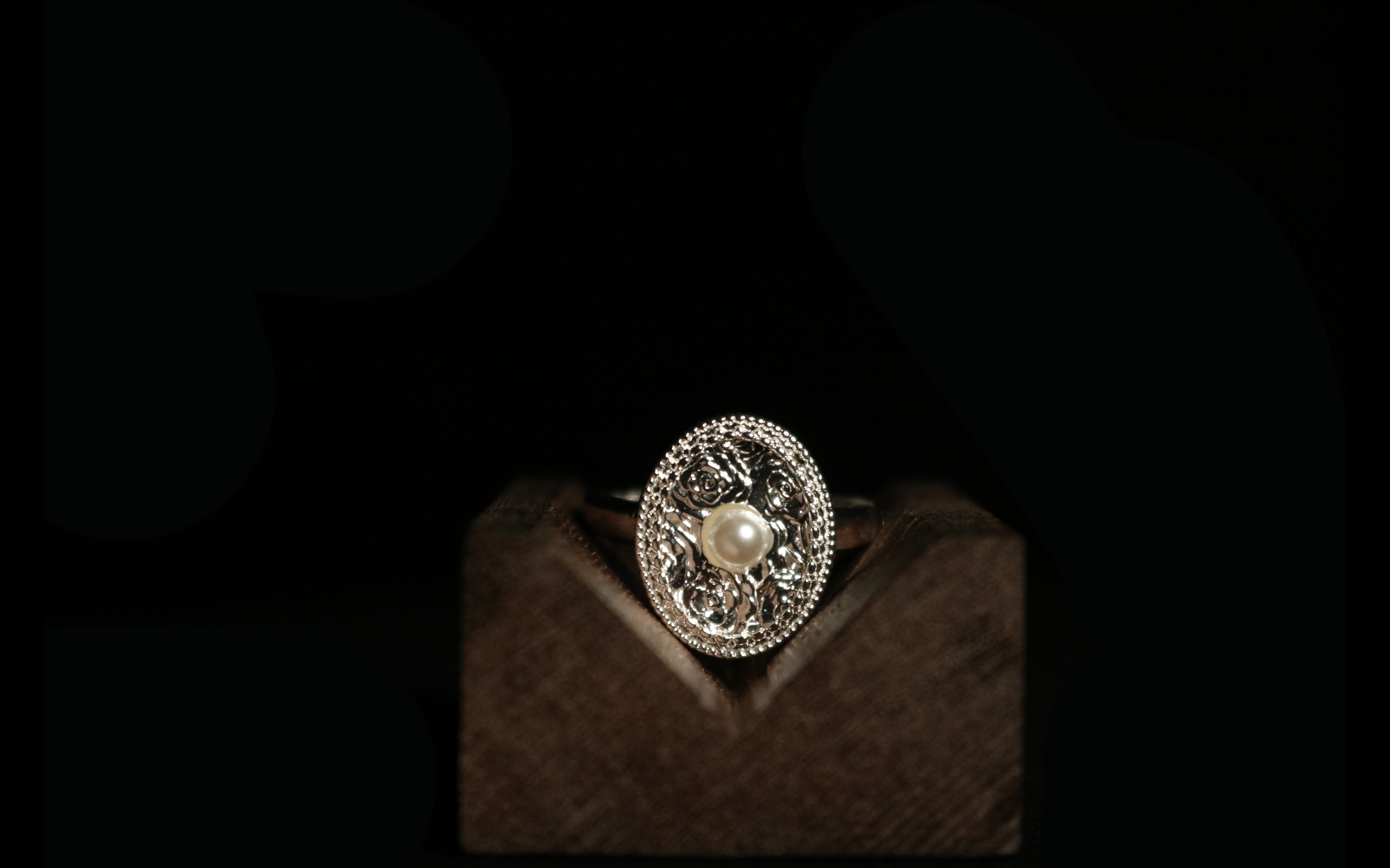 Moonlit Vine-Carved Silver Pearl