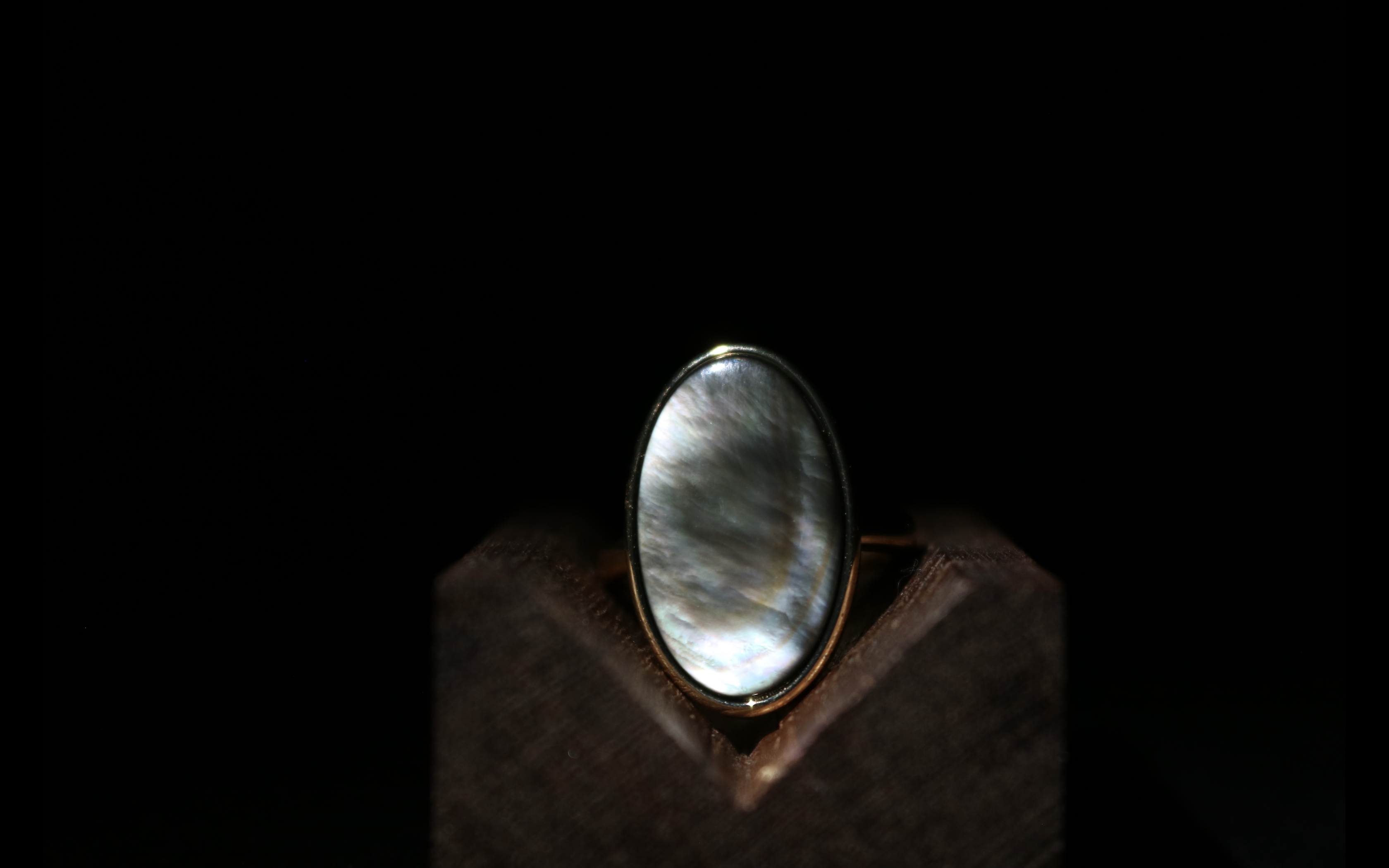 Iridescent Mother-of-Pearl Oval 