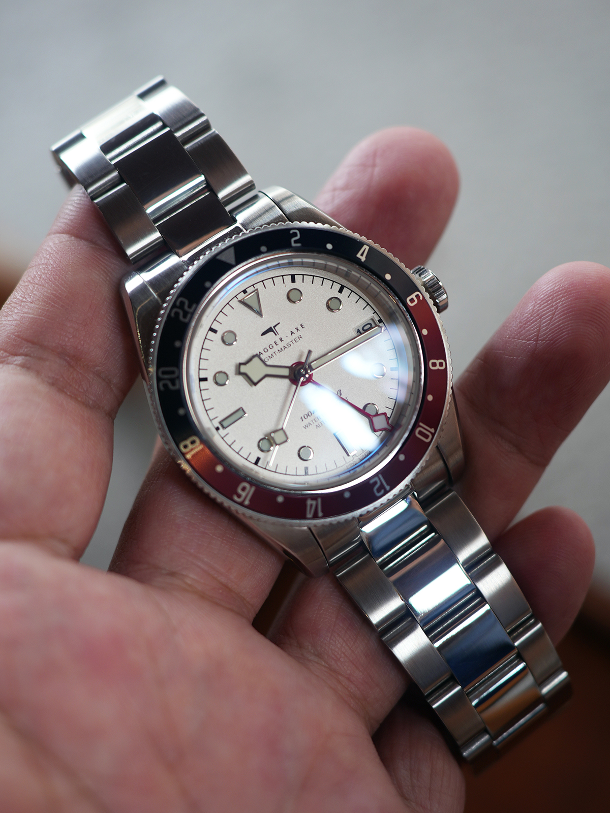 DAGGER AXE DG-B6501 blue red GMT bezel detail