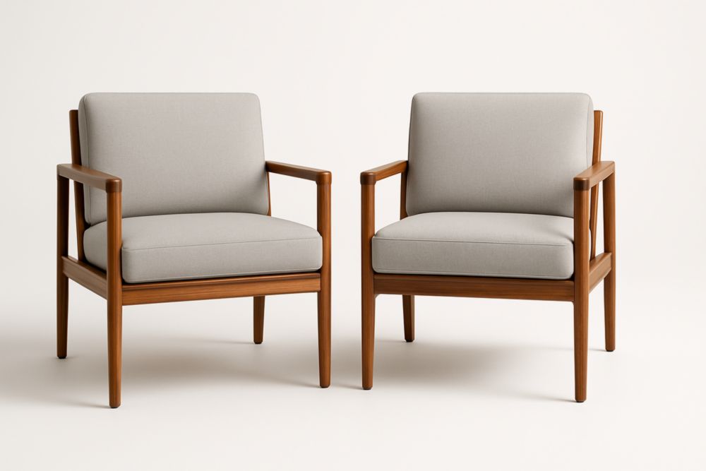 Deux fauteuils en bois et tissu polyester gris