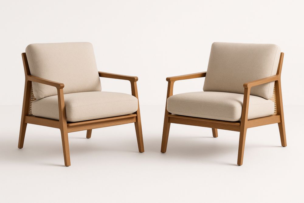 Paire de fauteuils avec cadre en chêne et coussins en tissu beige