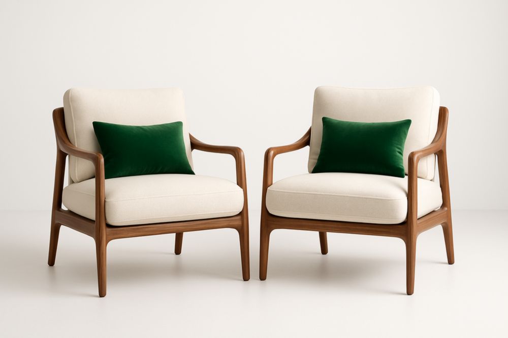 Ensemble de 2 fauteuils en bois de noyer et tissu beige avec coussin vert