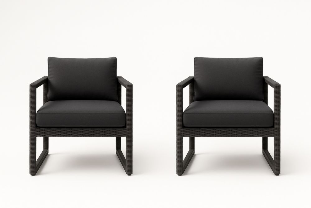 Paire de fauteuils en résine tressée avec coussins noirs